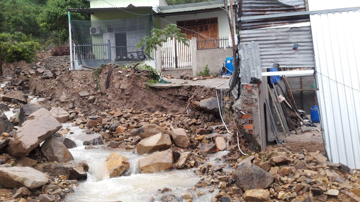 Đi chơi 20/11, con của cô văn thư bị đất đá đè tử vong Di choi 20/11, con cua co van thu bi dat da de tu vong