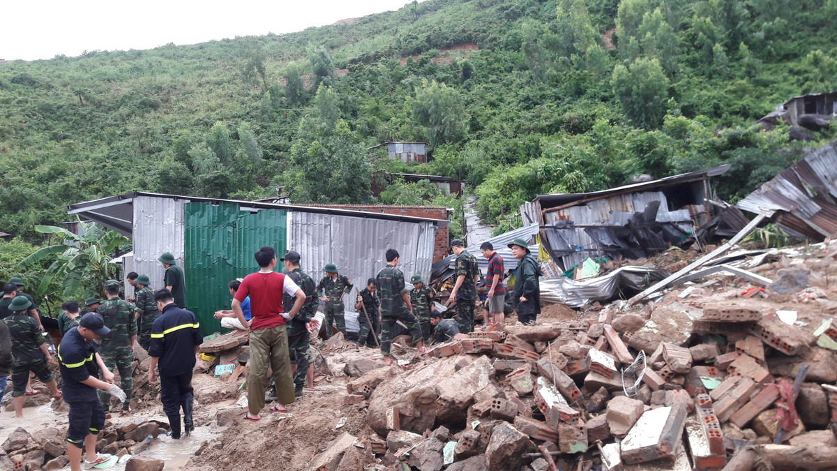 Đi chơi 20/11, con của cô văn thư bị đất đá đè tử vong - Hình 2 Di choi 20/11, con cua co van thu bi dat da de tu vong-Hinh-2