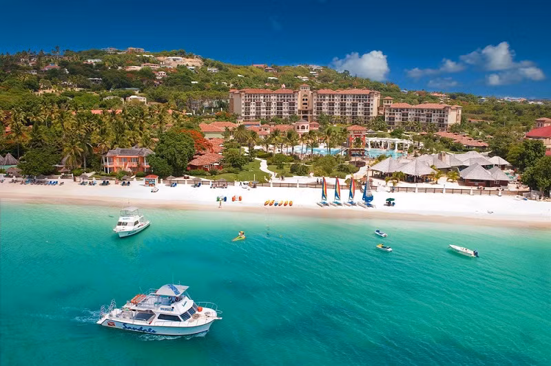 Đây là một quốc gia giàu có. Nếu muốn có quốc tịch Antigua và Barbuda bạn chỉ cần đầu tư vào bất động sản với số tiền tối thiểu 400.000 USD, hoặc ủng hộ 100.000 USD vào quỹ phát triển địa phương.