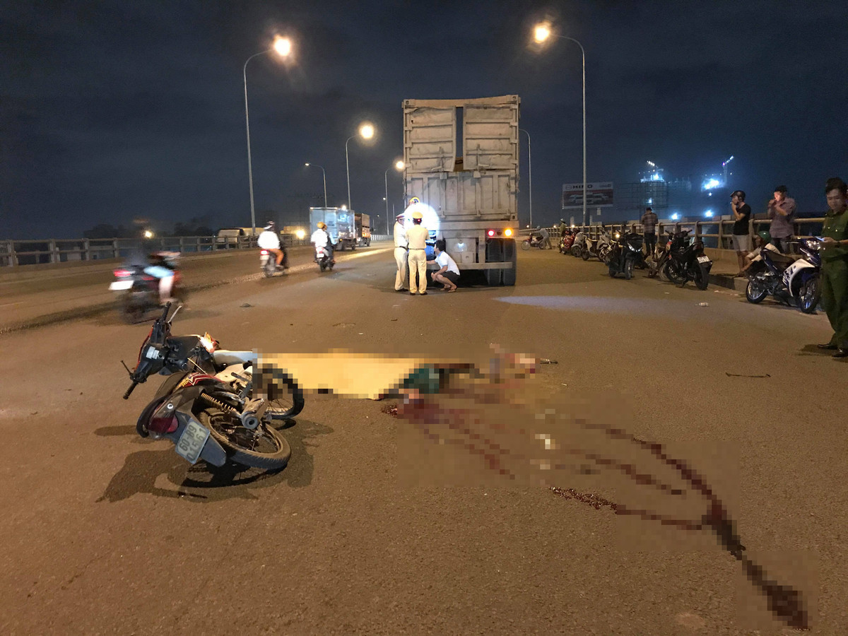 Va chạm xe container, 2 thanh niên chết thảm ở TP HCM Va cham xe container, 2 thanh nien chet tham o TP HCM