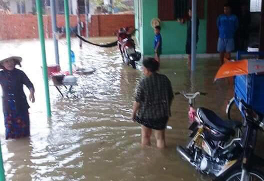 Nước dâng cao vào nhà dân từ 40 cm đến 0,5 mét.