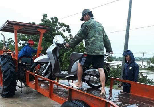 Để di chuyển qua khu vực nước lớn người dân phải sử dụng máy cày.