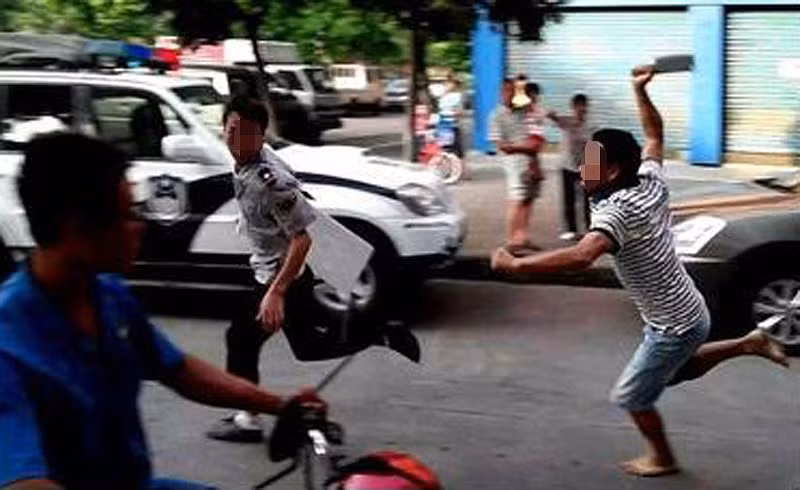 Bi duoi danh, thanh nien cam liem chem chet nguoi