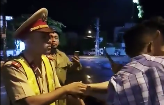 Cảnh sát giao thông bị ngã khi xử lý hiện trường tai nạn ở Bình Định nói gì? Canh sat giao thong bi nga khi xu ly hien truong tai nan o Binh Dinh noi gi?