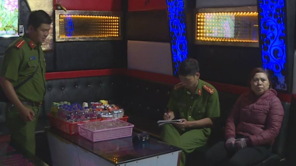 Bat qua tang chu quan karaoke dieu gai ban dam