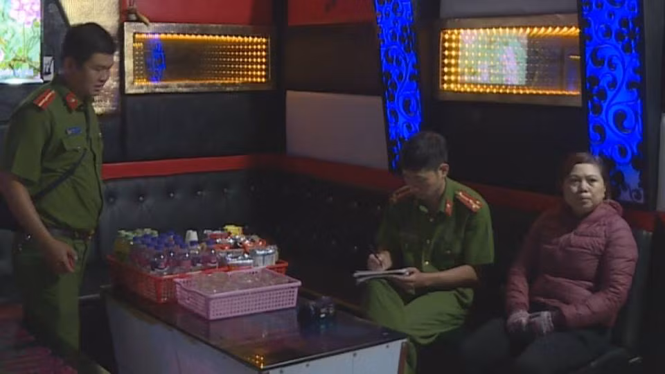 Bat qua tang chu quan karaoke dieu gai ban dam