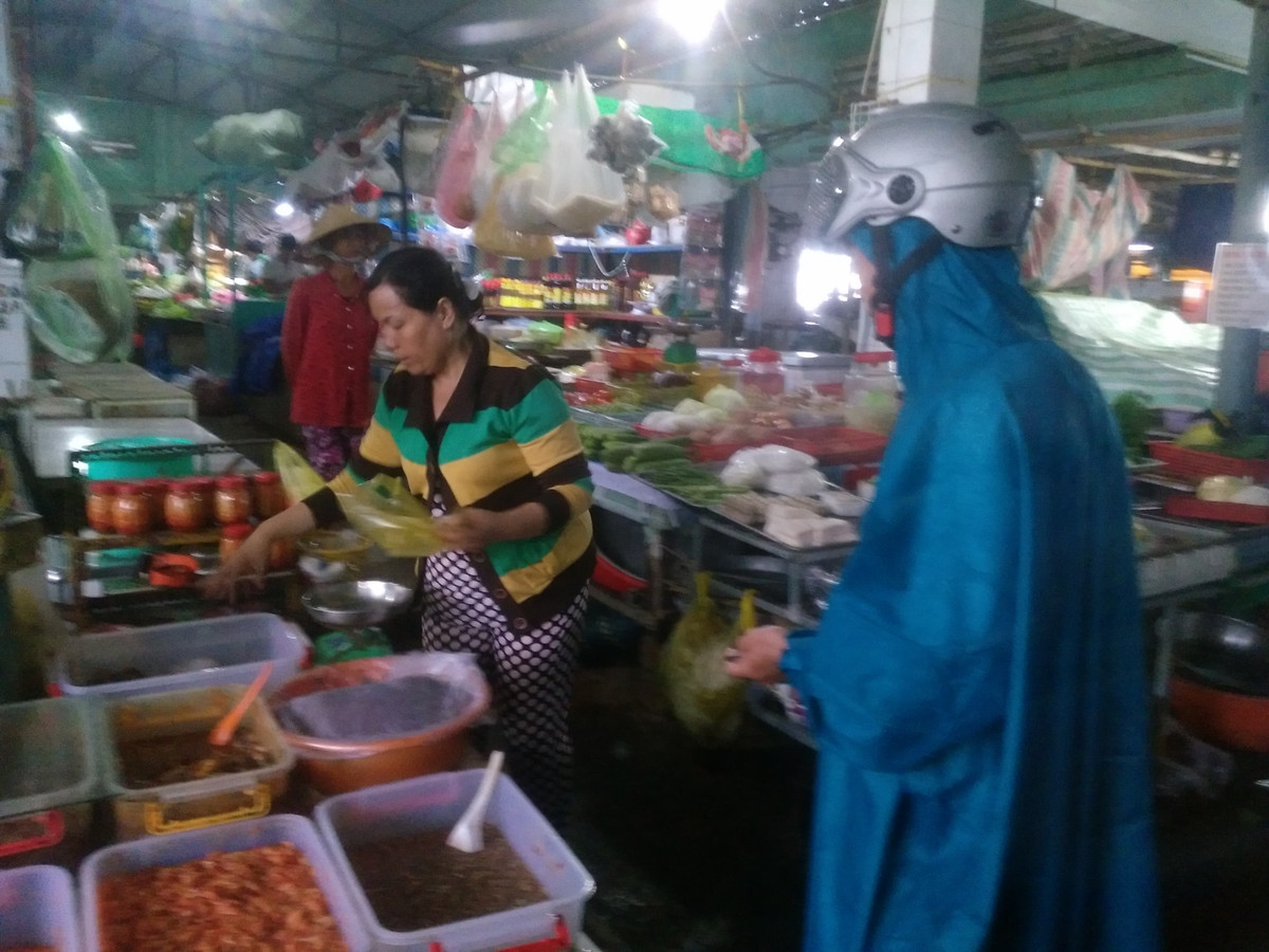 Người mua, người bán tấp nập trước cơn bão với sức gió giật cấp 10, cấp 11. 