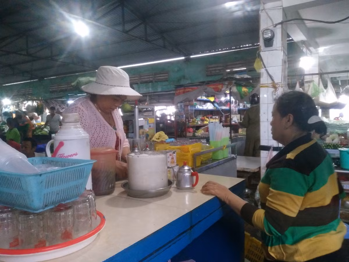 Lúc này, các cơ quan chức năng huyện Cần Giờ cẩn khẩn trương nhanh chóng vận động người dân tới nơi tránh trú bão trước khi cơn bão đổ bộ vào đất liền.