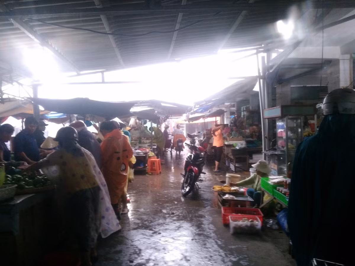  PV Kiến Thức có mặt tại chợ Cần Giờ vào khoảng 9h sáng ngày 25/11, chúng tôi không khỏi hoảng hốt khi chứng kiến cảnh tượng hàng chục tiểu thương vẫn thản nhiên buôn bán nói chuyện vui vẻ như thể chuyện tránh bão là chuyện đùa. 