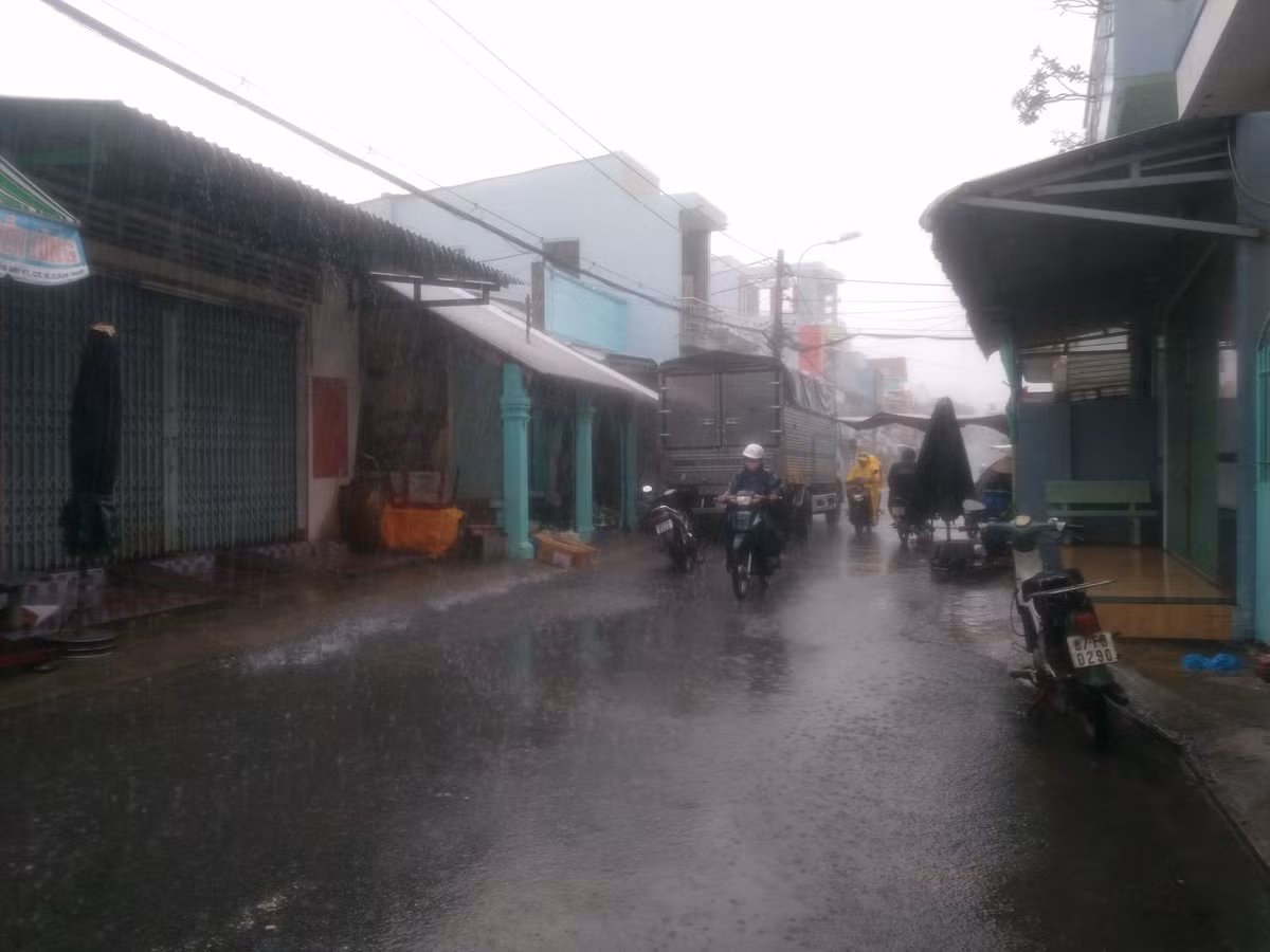 Trên các tuyến đường, người dân vẫn đi lại mặc kệ mưa to gió lớn có thể cuốn phăng mọi thứ bất cứ lúc nào. 