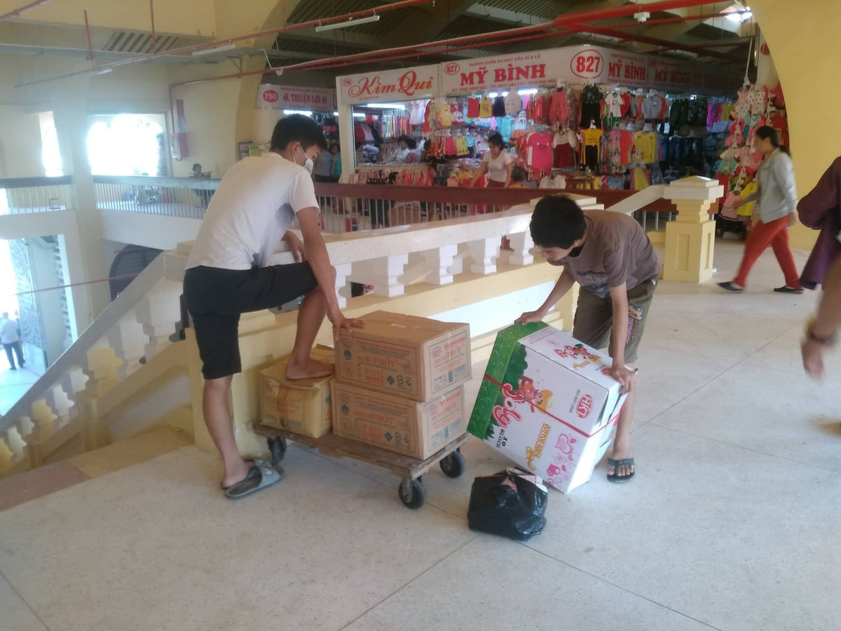 Theo ghi nhận của PV, hàng hóa được các tiểu thương nhập vào liên tục, nhưng trái ngược lại thì số lượng người mua rất ít.