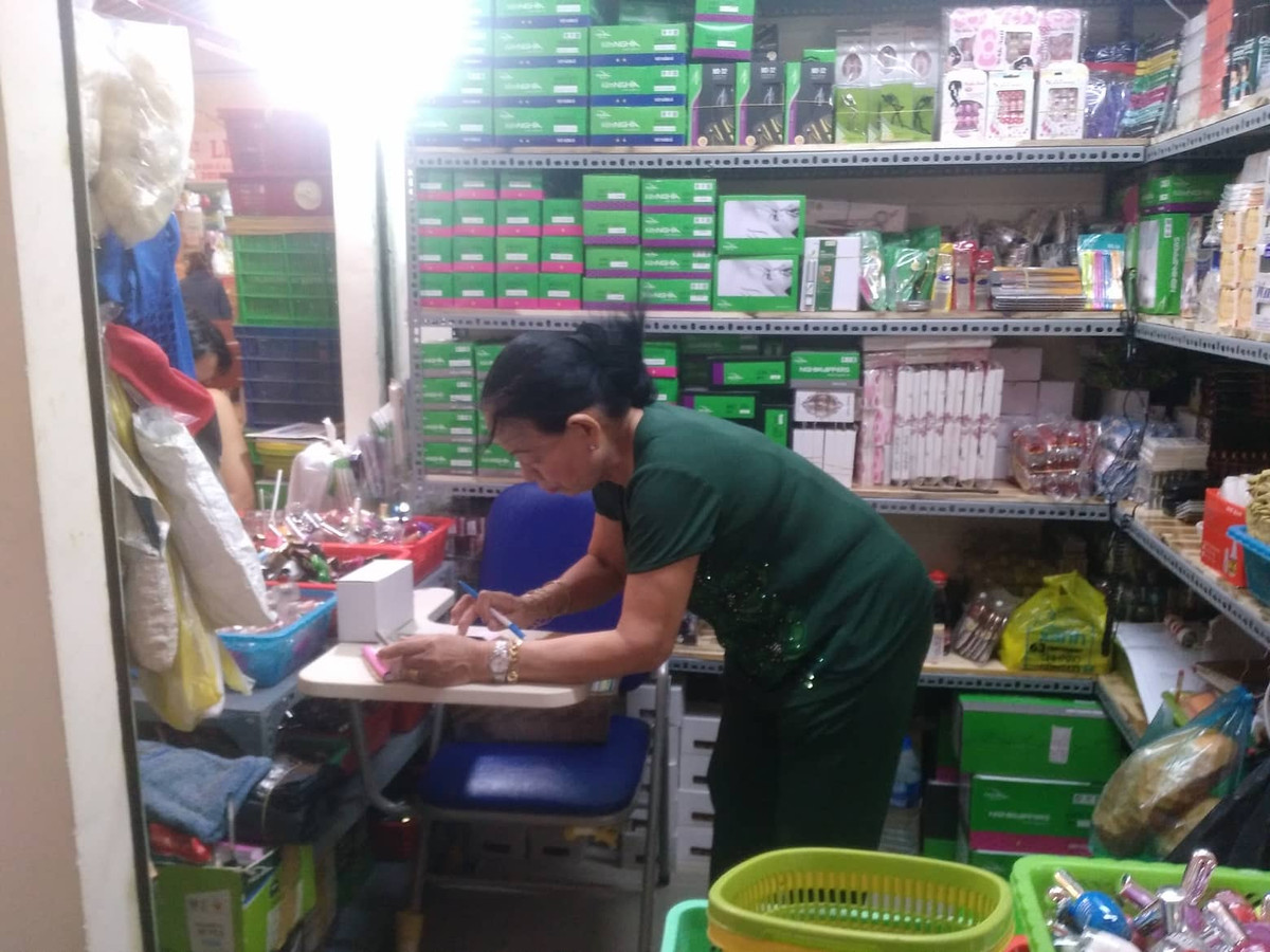 Một nguyên nhân được cho khiến chợ Bình Tây vắng vẻ là do quá nhiều trung tâm thương mại, siêu thị mới mọc lên, cộng thêm việc chợ mới hoạt động trở lại nên nhiều người chưa biết để đến.