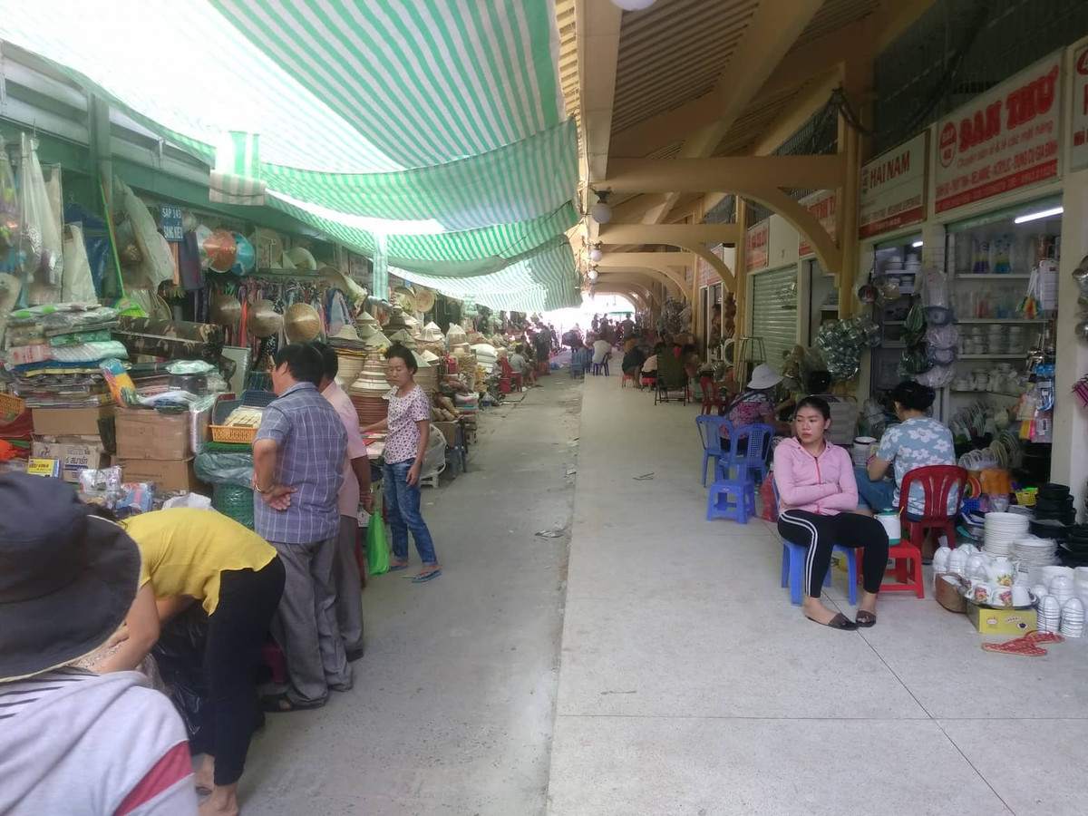 Khung cảnh bên trong chợ Bình Tây ảm đạm vì số lượng tiểu thương quá nhiều mà người mua quá ít.