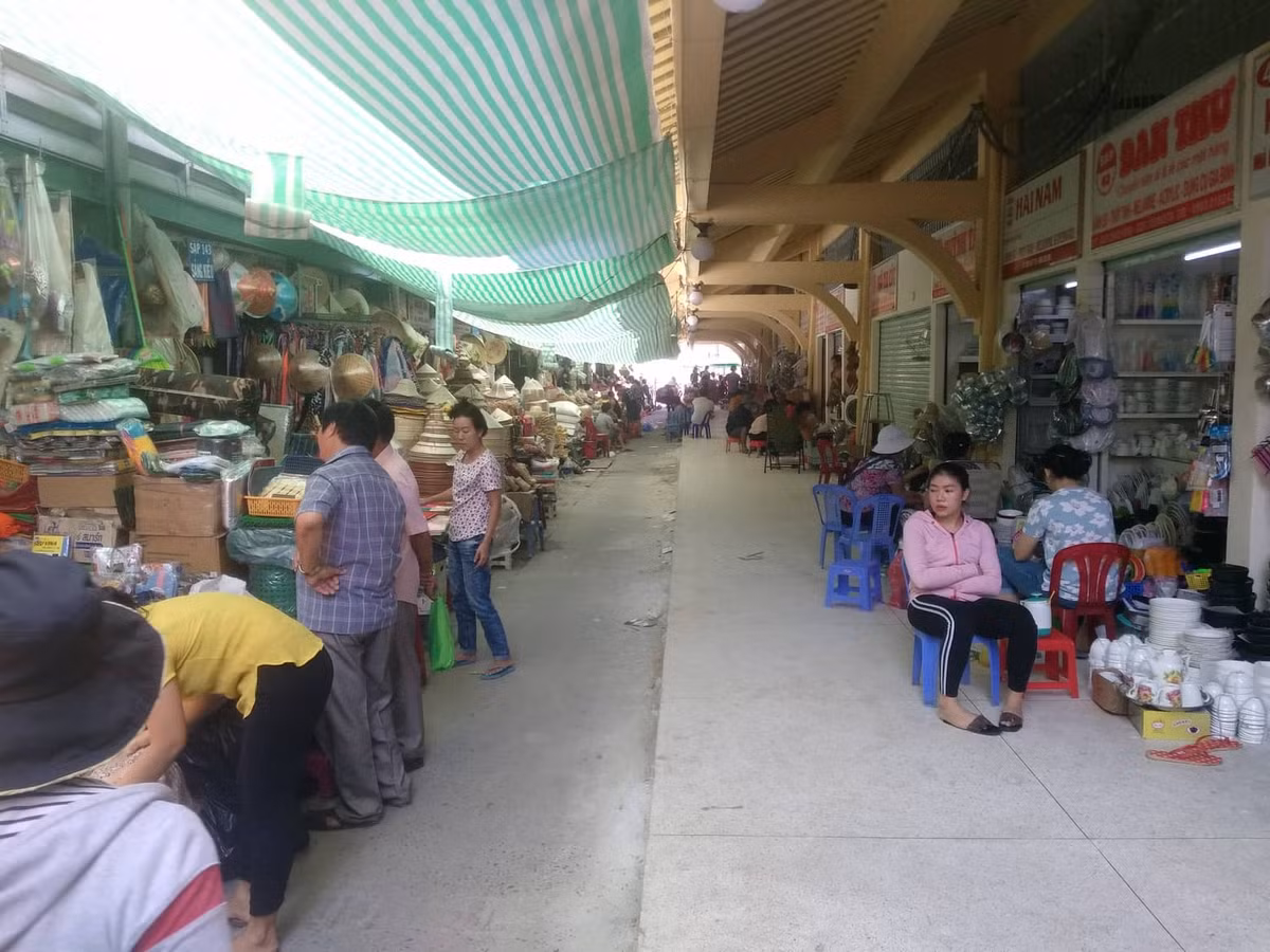 Khung cảnh bên trong chợ Bình Tây ảm đạm vì số lượng tiểu thương quá nhiều mà người mua quá ít.