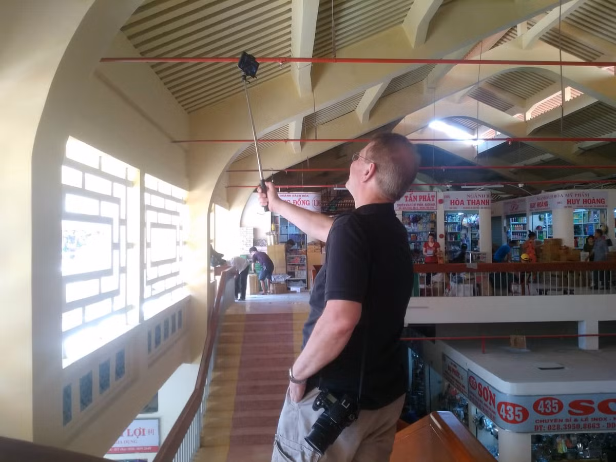 Nhiều khách du lịch đến chợ Bình Tây chỉ để chụp ảnh chứ không mua hàng.