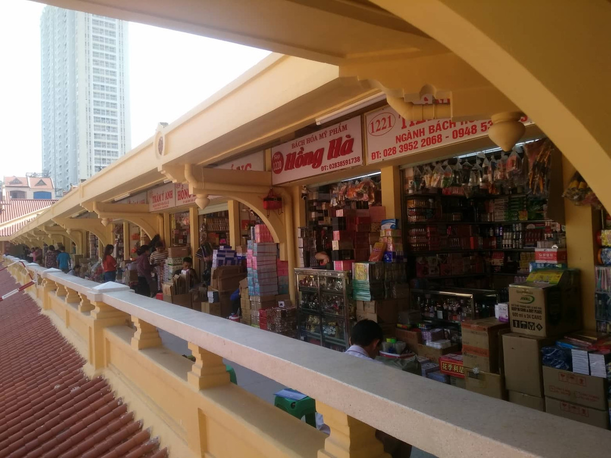 “Sau khi trở lại buôn bán, thì vẫn rất ít người mua hàng, công việc buôn bán vẫn chưa ổn định, ế ẩm, tôi cũng hơi lo lắng vì buôn bán ế ẩm trong khi đó vẫn chưa biết được giá thuê 1 ki ốt là bao nhiêu”,chị Hà, tiểu thương buôn bán ở chợ Bình Tây chia sẻ.