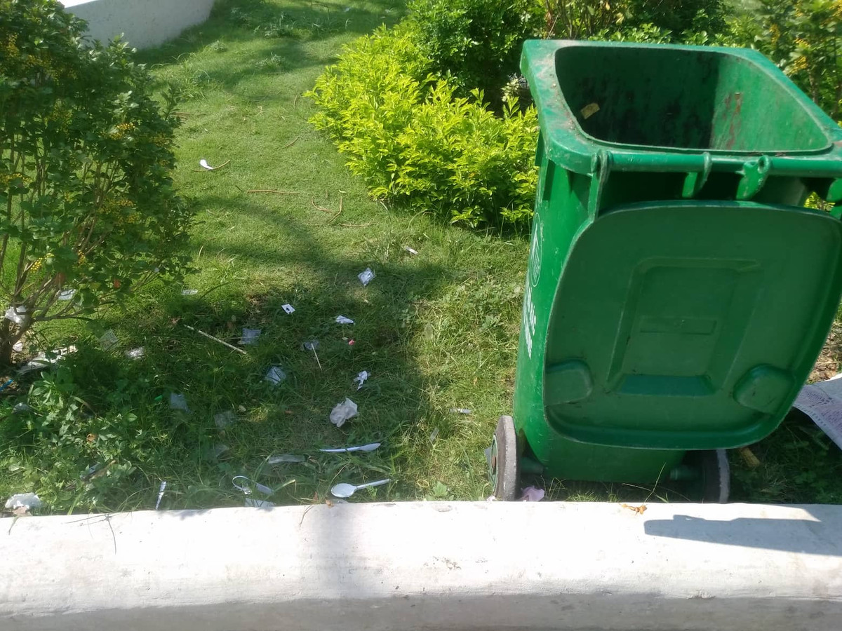 Dù mới đưa vào hoạt động trở lại nhưng khu vực tiểu cảnh bên trong khu chợ nhếch nhác bởi rác thải.