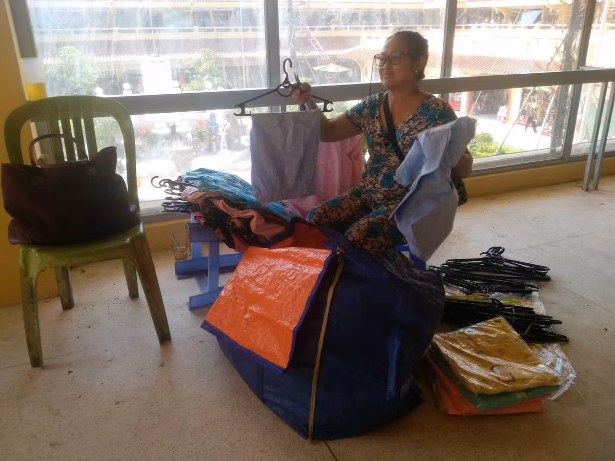 Những ngày qua, chủ yếu các tiểu thương chuẩn bị hàng hóa để mở cửa ki ốt nên lượng khách đến cũng không đáng kể.