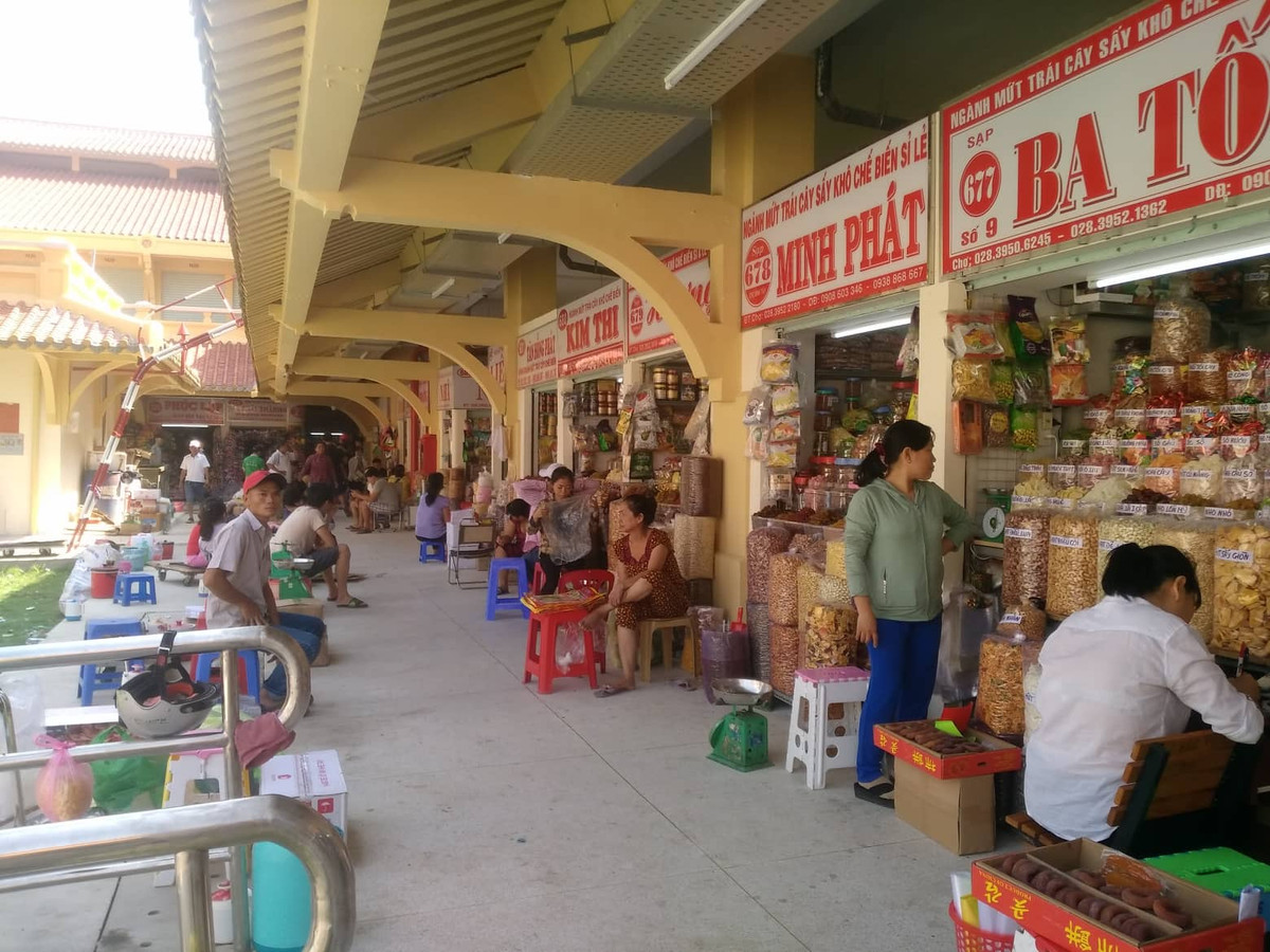 Cảnh thường thấy ở chợ Bình Tây lúc này, người bán nhiều hơn người mua.