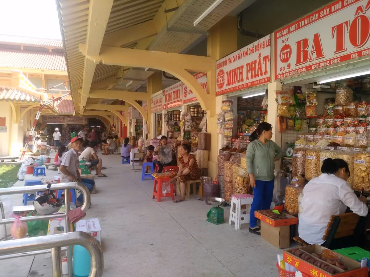 Cảnh thường thấy ở chợ Bình Tây lúc này, người bán nhiều hơn người mua.