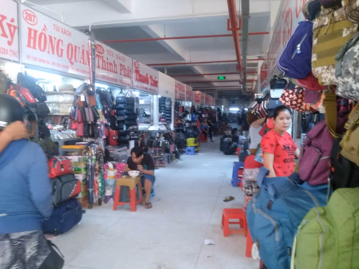 Tình trạng ế ẩm, vắng khách khiến nhiều tiểu thương lo lắng.