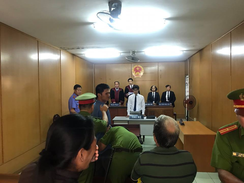 Ngáo đá thấy "vợ" đang nằm ngủ tưởng là ma nên đánh chết Ngao da thay