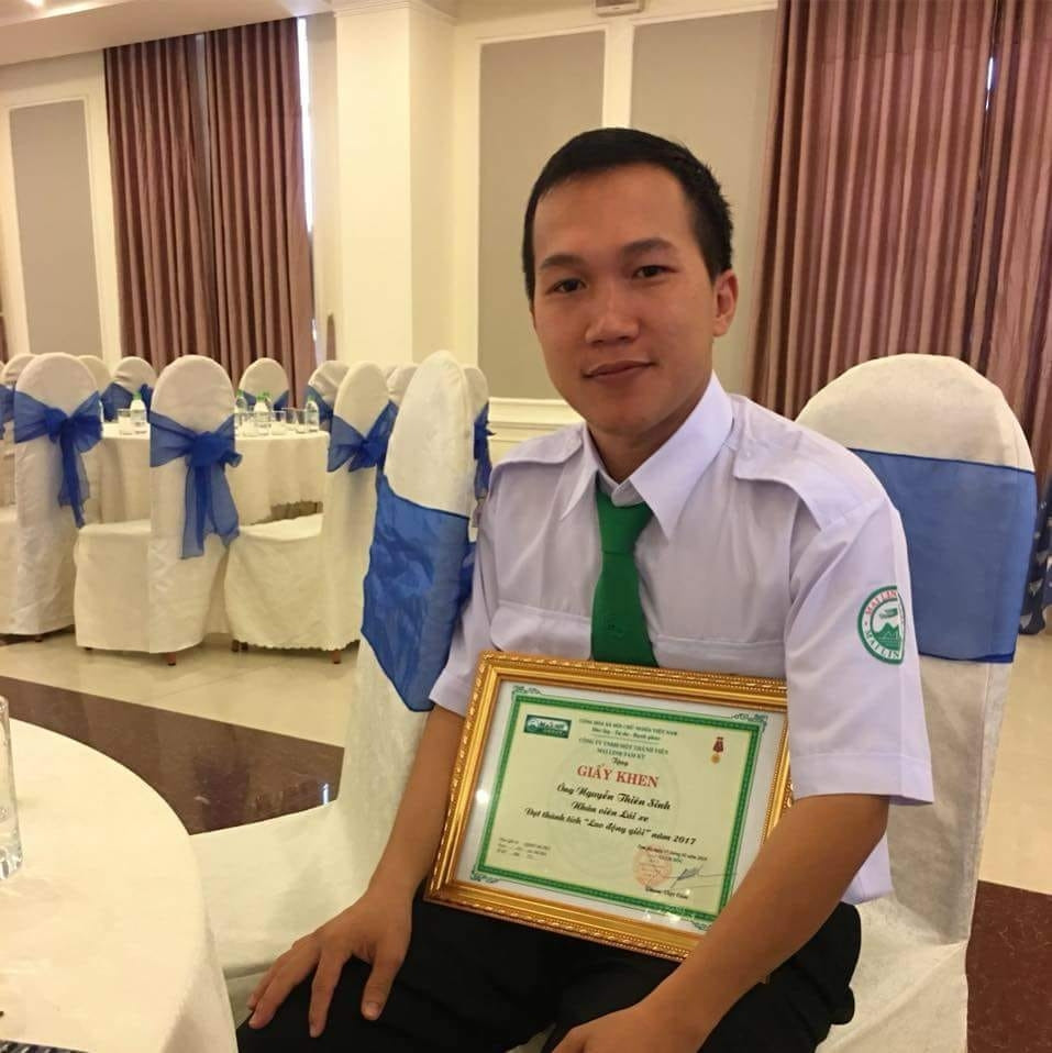 Nu san phu duoc tai xe taxi do de ngay tren xe