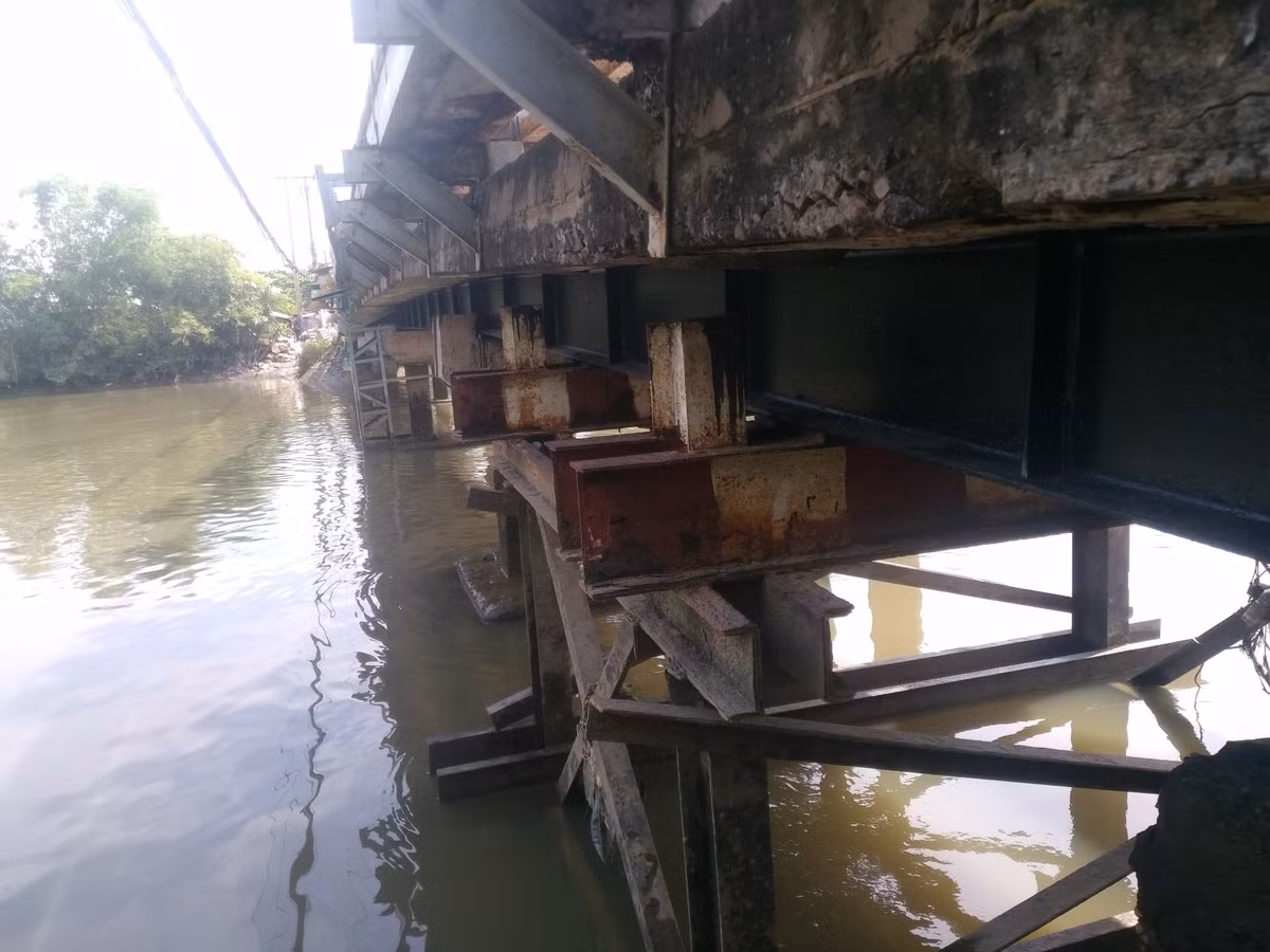 Chỉ cần vài chiếc xe máy đi qua cầu thì cảm giác cây cầu rung động mạnh tưởng như cây cầu sắp đổ sập, rất đáng sợ. 