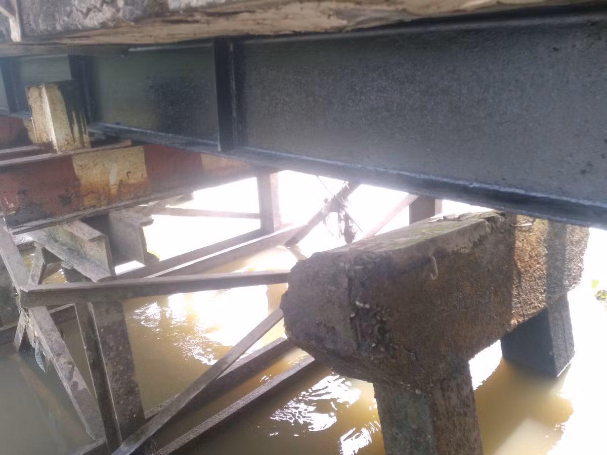 Trụ cầu bị sụt lún, nghiêng ngã không còn khả năng chống đỡ cho thân cầu. 