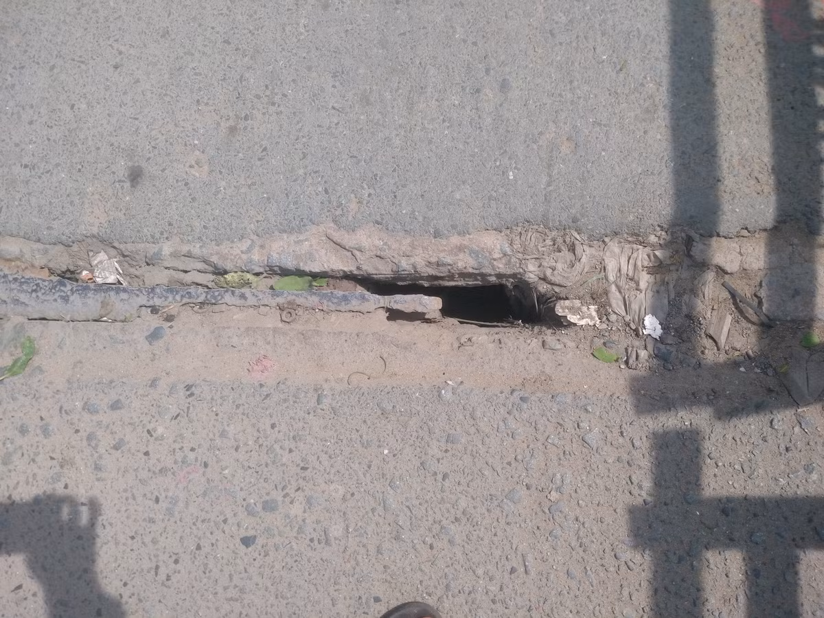 Trên mặt đường xuất hiện nhiều vị trí bị hư hỏng, tạo thành những lỗ lớn rất nguy hiểm. 