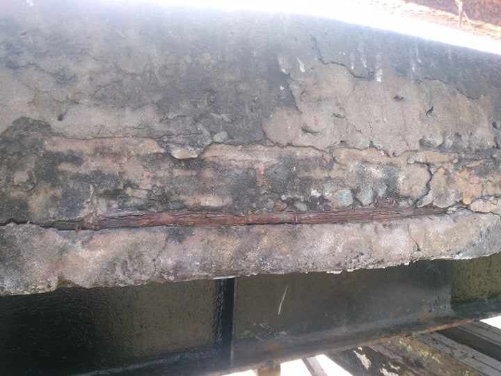 Các hạng mục bê tông bị nứt, nẻ lộ cả lõi sắt bên trong. 