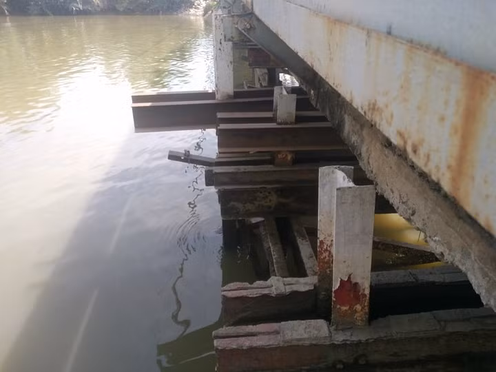 Cây cầu đã xuống cấp nghiêm trọng, nhiều dầm đỡ đã mục, gỉ sét. 