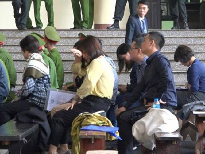 Trước đó, trong phiên tòa hôm qua 12/11, bị cáo Hà cũng không giữ được bình tĩnh, khóc nghẹn khi nghe bản cáo trạng. Bị cáo Hà sinh năm 1980 bị bắt và tạm giam từ ngày 23/11/2017 cho đến nay, hiện đang bị tạm giam tại Trại tạm giam Công an tỉnh Phú Thọ. Ảnh: Laodong