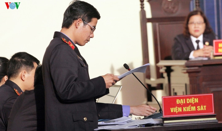 Phiên xử buổi chiều tiếp diễn với việc Đại diện Viện Kiểm sát đọc cáo trạng.