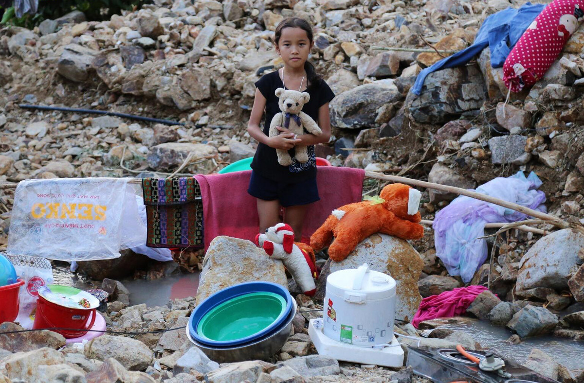 Ánh mắt thất thần của bé gái vẫn chưa thể quên hình ảnh kinh khủng xảy ra cách đây hai ngày với gia đình và hàng xóm.