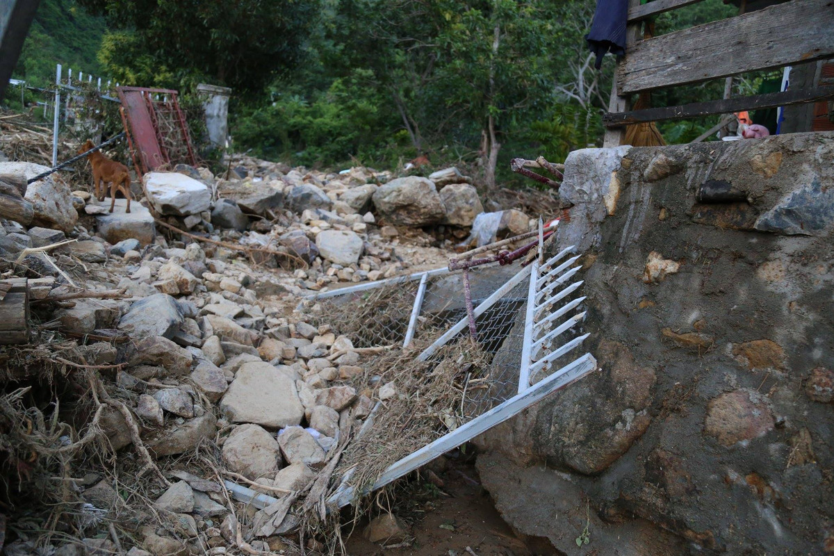 Chỉ trong thời gian ngắn hàng chục ngôi nhà chìm trong đất đá.