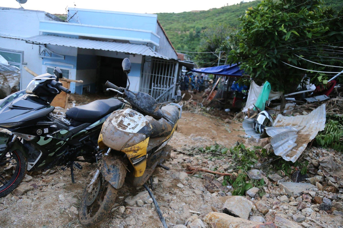 Tài sản sót lẫn trong bùn đất sau thiên tai ở Nha Trang.