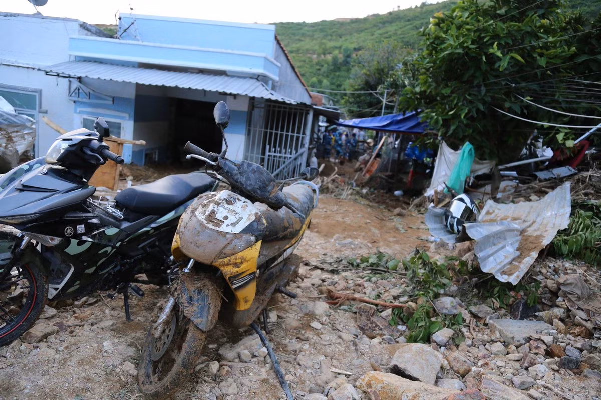 Tài sản sót lẫn trong bùn đất sau thiên tai ở Nha Trang.