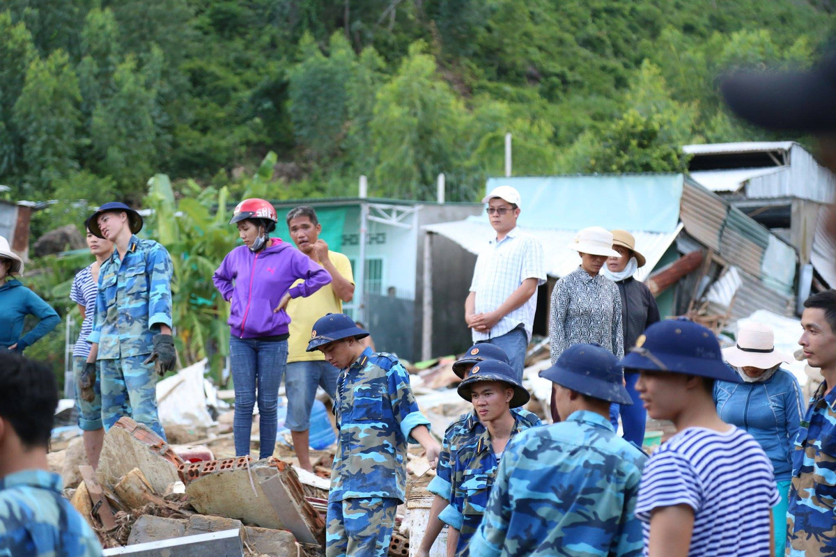 "Nước lũ kèm theo đất đá đục ngầu tràn về làng cuốn phăng đi mọi thứ. Từng gắn bó mảnh đất này gần 20 năm nhưng chưa bao giờ chứng kiến cảnh tượng kinh hoàng như vậy", ông Hải nói.