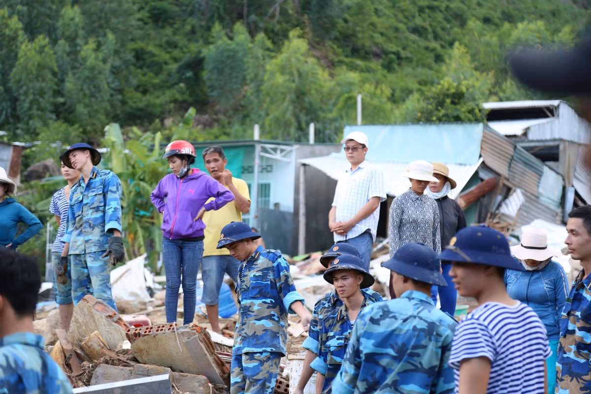 "Nước lũ kèm theo đất đá đục ngầu tràn về làng cuốn phăng đi mọi thứ. Từng gắn bó mảnh đất này gần 20 năm nhưng chưa bao giờ chứng kiến cảnh tượng kinh hoàng như vậy", ông Hải nói.