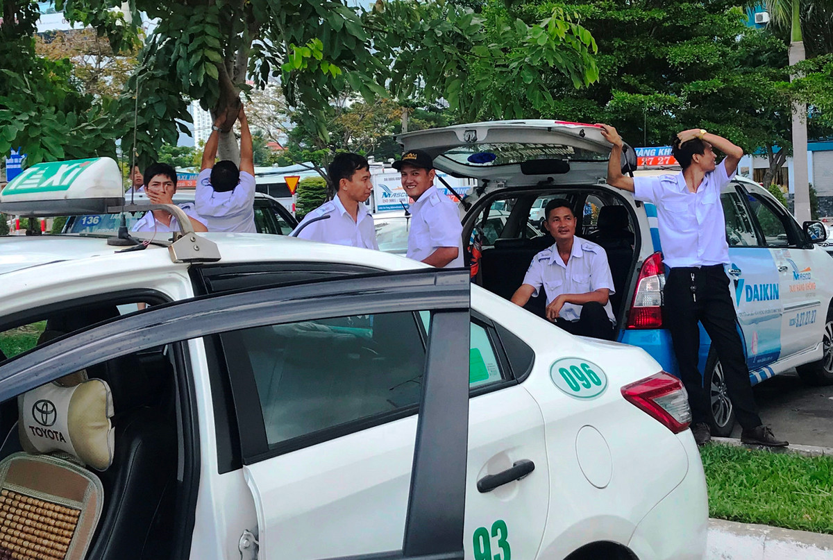 Hàng trăm tài xế taxi ngừng đón khách ở sân bay phản đối Grab Hang tram tai xe taxi ngung don khach o san bay phan doi Grab