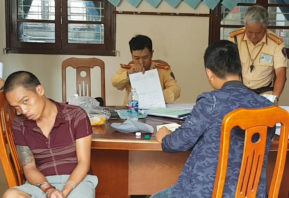 Thanh niên dương tính ma túy, trộm xe khách 16 chỗ Thanh nien duong tinh ma tuy, trom xe khach 16 cho