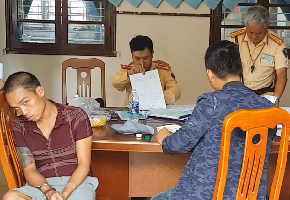 Thanh nien duong tinh ma tuy, trom xe khach 16 cho