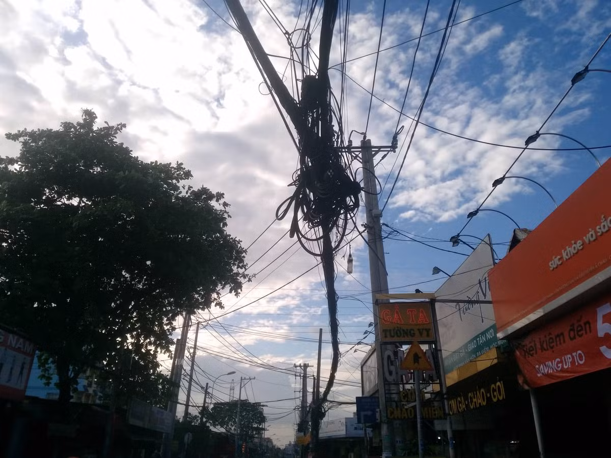 Đường dây điện lủng lẳng, rối như “tơ vò” không những làm mất mỹ quan mà còn đang đe dọa, sẵn sàng “đánh cắp” đi tính mạng của người dân bất cứ lúc nào. 