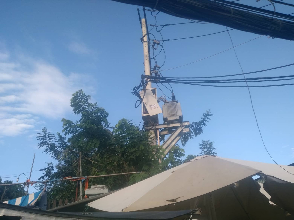 Nhiều nắp hộp điện bị hư hỏng, tiềm ẩn nguy cơ cháy nổ. 