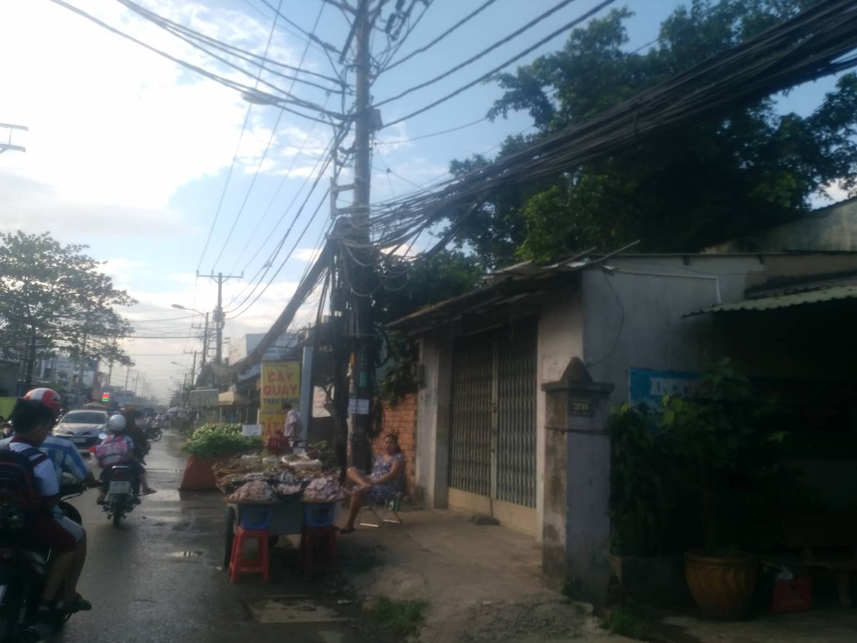 Hằng ngày, nhiều người dân vẫn phải sinh hoạt, buôn bán ngay dưới "mạng nhện" này. Dù tiềm ẩn nhiều nguy cơ nhưng họ cũng không còn cách nào khác ngoài sống chung với nó.