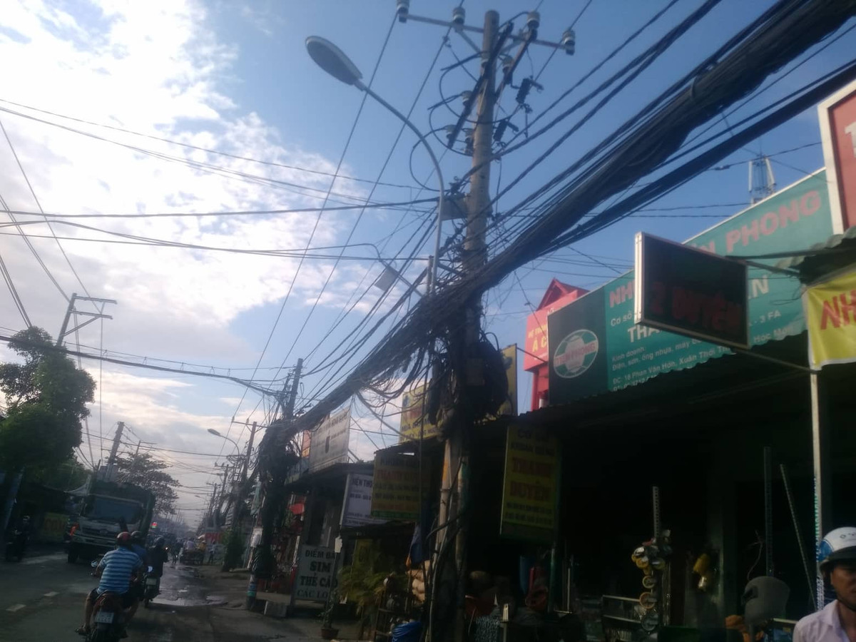 Anh Nguyễn Văn Tư (trú huyện Hóc Môn) cảm thấy “kinh sợ” khi đi qua những khu vực có lưới điện chằng chịt. Nhiều lần giật mình hoảng hốt vì chứng kiến những vụ cháy nổ do chạm điện ngay trên đầu mình. 