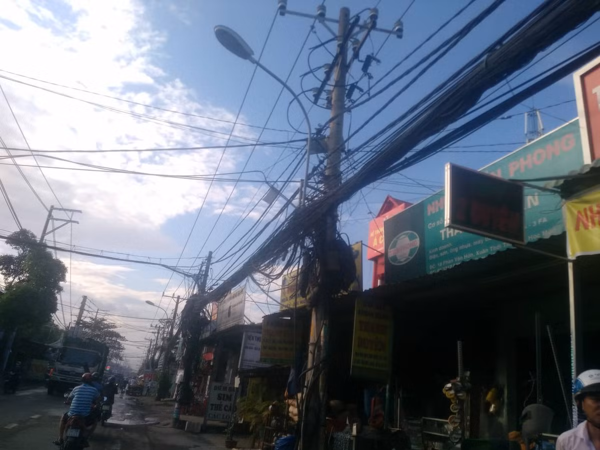 Anh Nguyễn Văn Tư (trú huyện Hóc Môn) cảm thấy “kinh sợ” khi đi qua những khu vực có lưới điện chằng chịt. Nhiều lần giật mình hoảng hốt vì chứng kiến những vụ cháy nổ do chạm điện ngay trên đầu mình. 