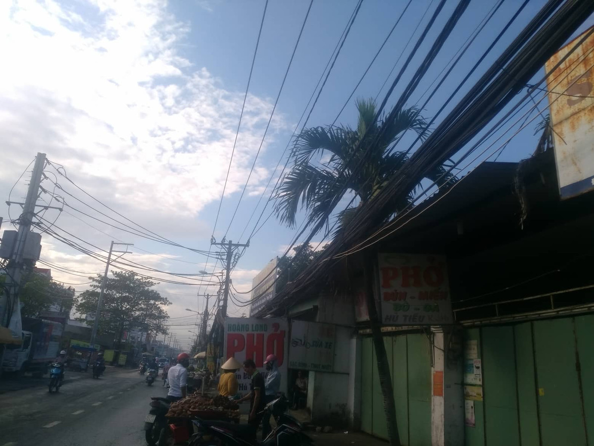 Với mạng điện dày đặc, khiến các đường dây điện quá tải, treo vất vưởng cách mặt đường chưa đầy 2m, như những sợi dây “thòng lọng” trở thành cơn ác mộng của người dân sinh sống xung quanh. 