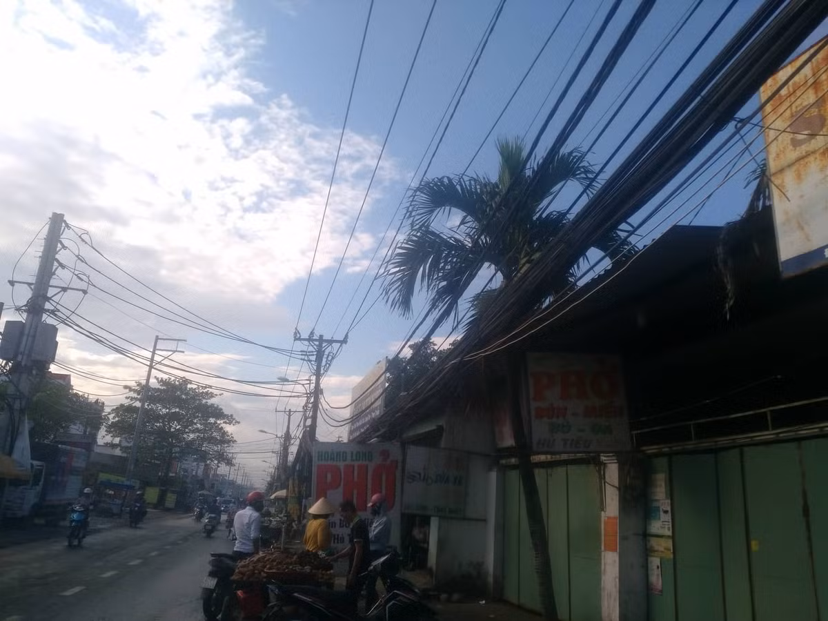 Với mạng điện dày đặc, khiến các đường dây điện quá tải, treo vất vưởng cách mặt đường chưa đầy 2m, như những sợi dây “thòng lọng” trở thành cơn ác mộng của người dân sinh sống xung quanh. 